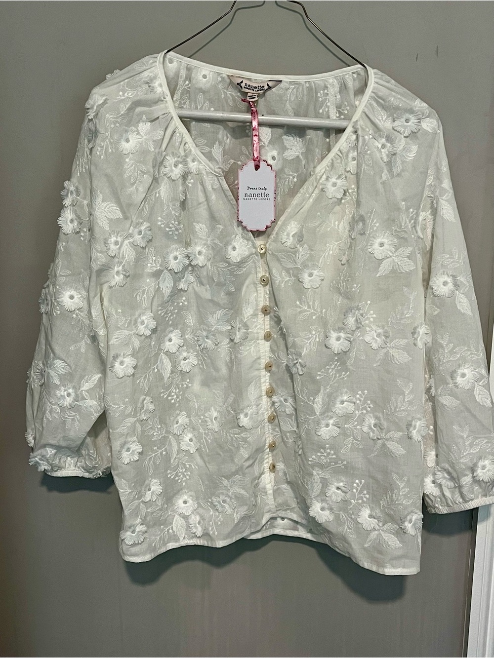 NWT Nanette Lepore flower appliqué blouse Size Large White V-neck